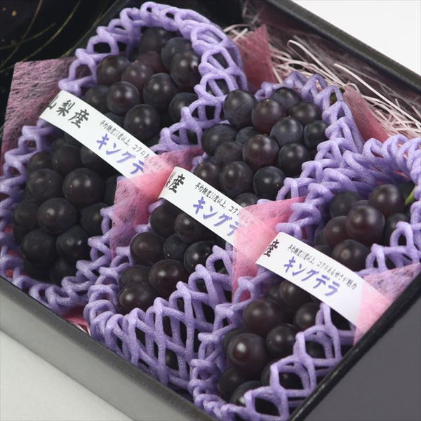 山梨産温室キングデラ【秀品】3房化粧箱入